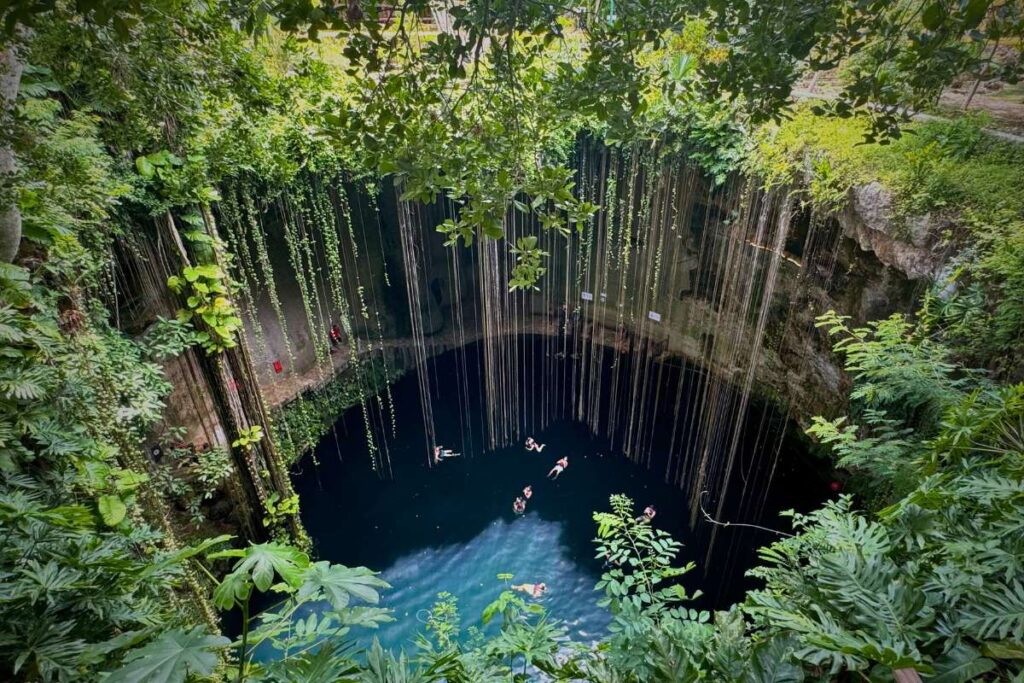 Cenote Ik Kil vanuit Playa del Carmen, Mexico
