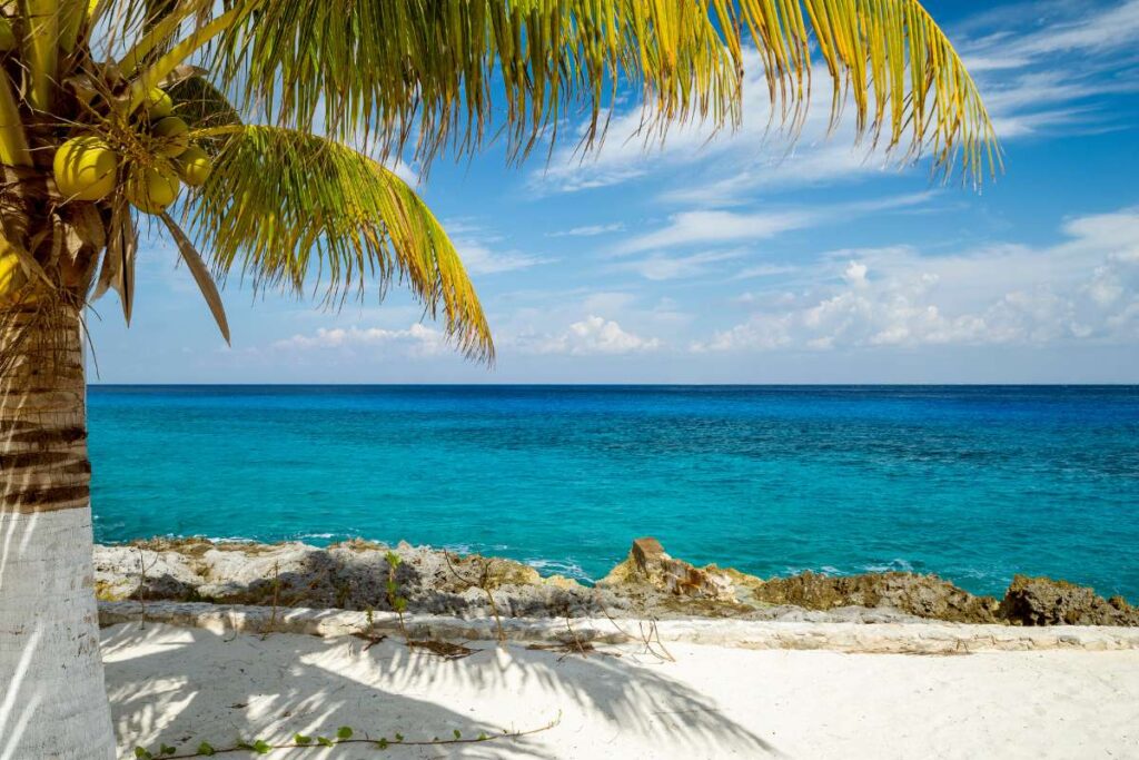 Strand en azuurblauw zeewater in Cozumel, Mexico