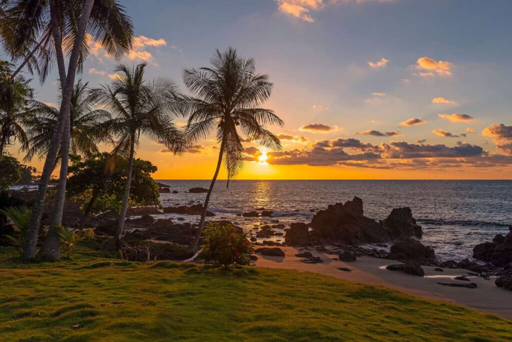 Zonsondergang aan het strand in Costa Rica
