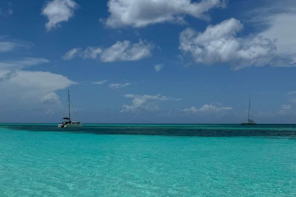 Prachtig blauw water tijdens het snorkelen bij Cozumel, Mexico
