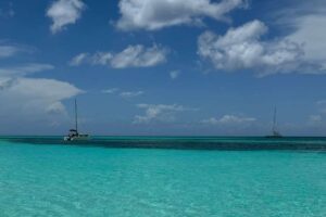 Prachtig blauw water tijdens het snorkelen bij Cozumel, Mexico