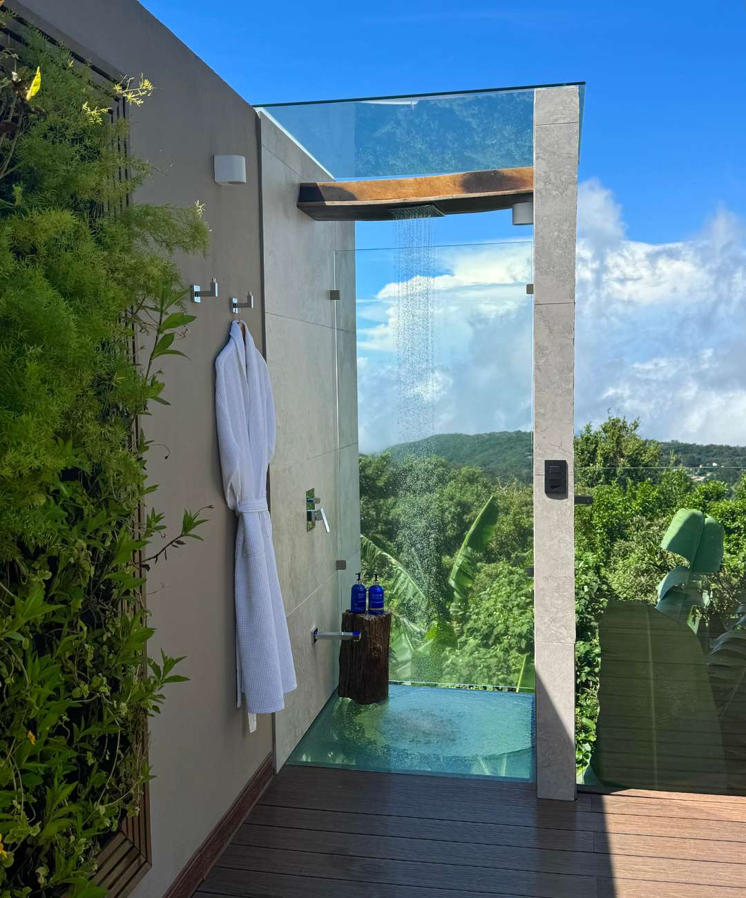 Buitendouche met uitzicht Chira Glamping Monteverde, Costa Rica